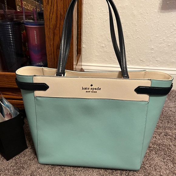 Kate Spade NY
Staci Large Laptop Tote & Matching Morgan Zip Around Wallet - Picture 3 of 7